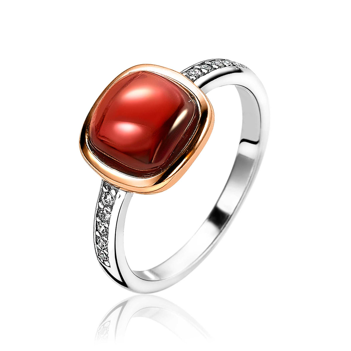 Bague dorée avec une pierre rouge carrée et des détails en strass sur les côtés.