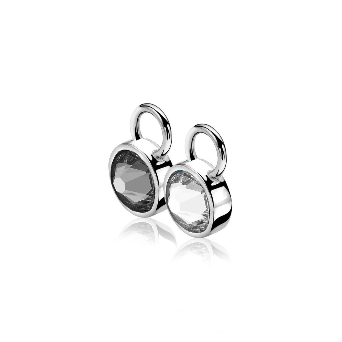Boucles d'oreilles en argent avec un cristal transparent, forme ronde et finition brillante.
