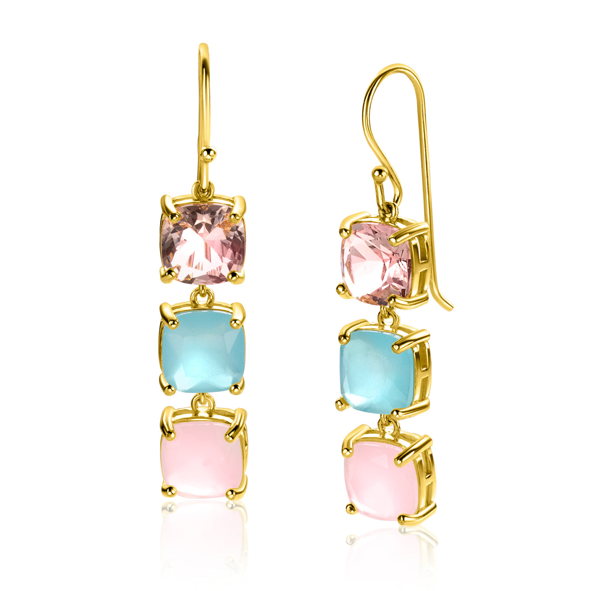 Boucles d'oreilles dorées avec trois pierres colorées, deux roses et une bleue.