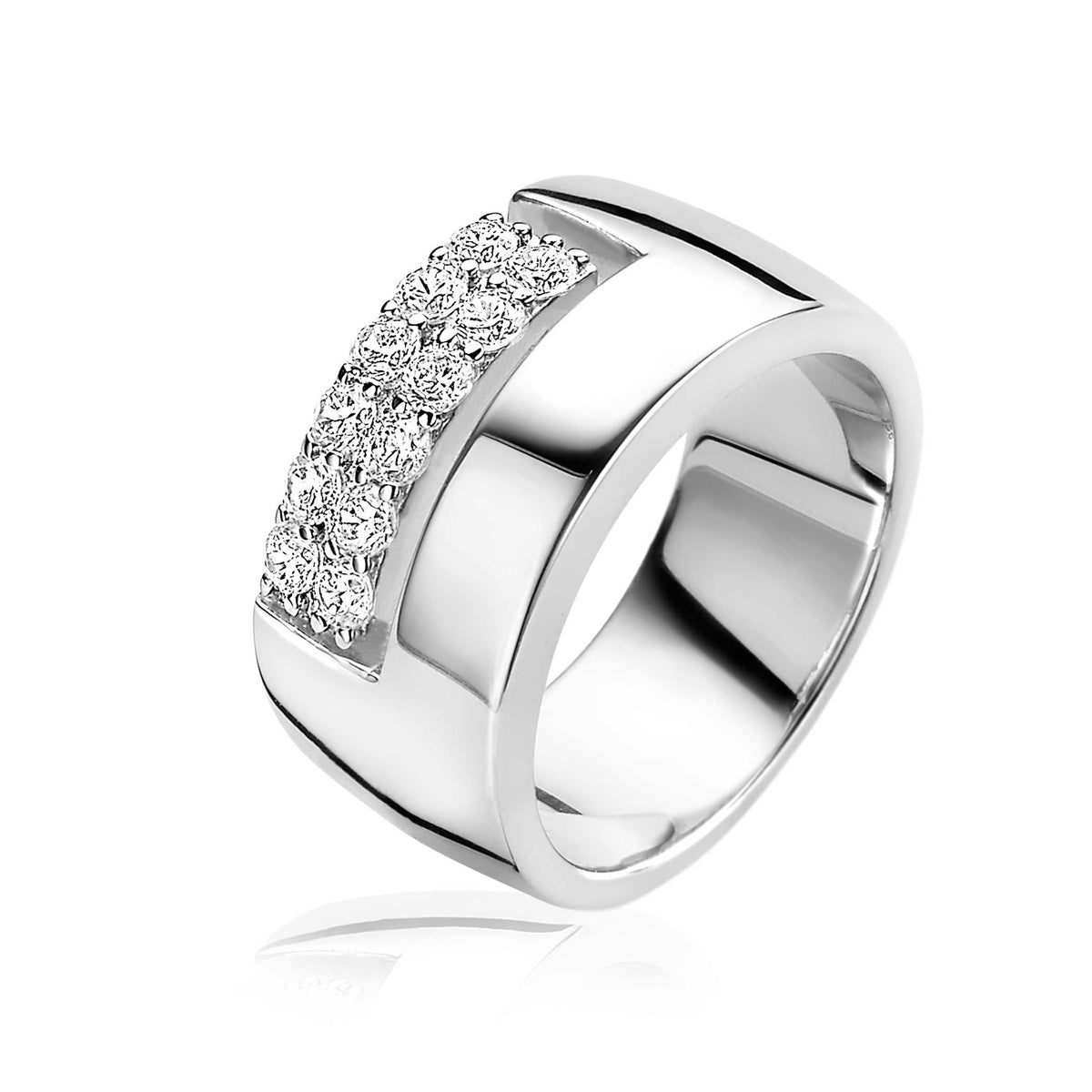 Bague en argent avec pavé de zircons scintillants sur le dessus.