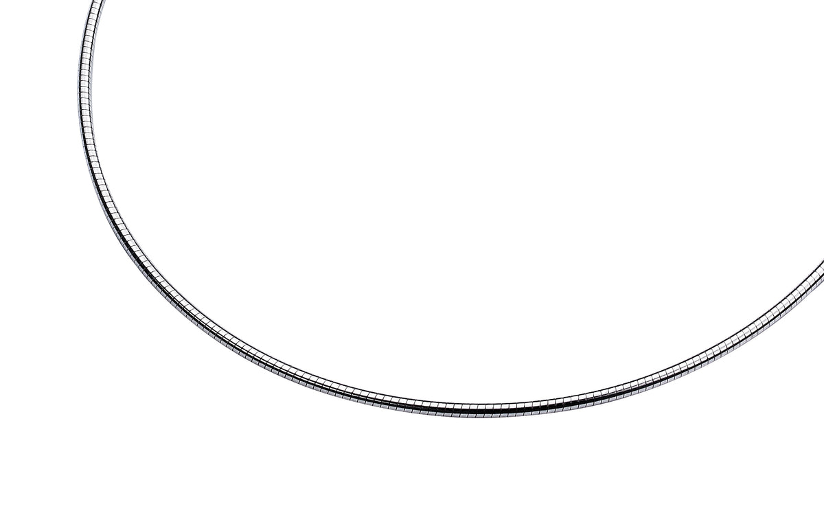 collier en argent avec un design lisse et fin, forme circulaire.