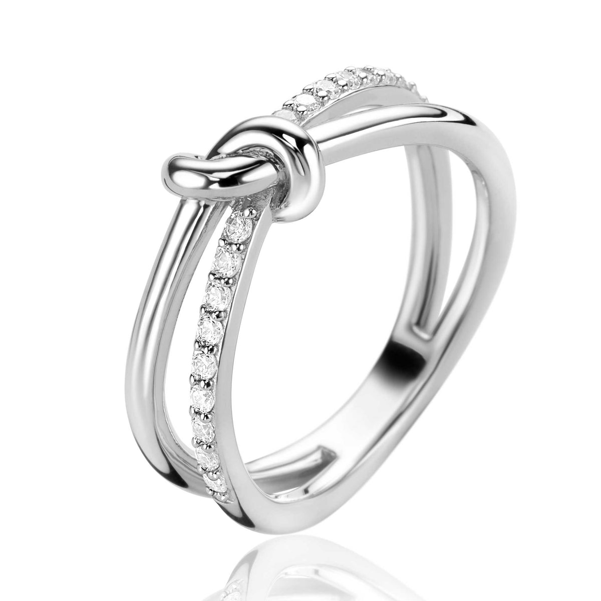 Bague en argent avec un design en nœud et des zircons scintillants.