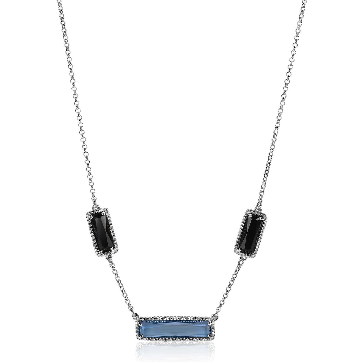 Collier en argent avec des éléments rectangulaires noirs et un élément central bleu.