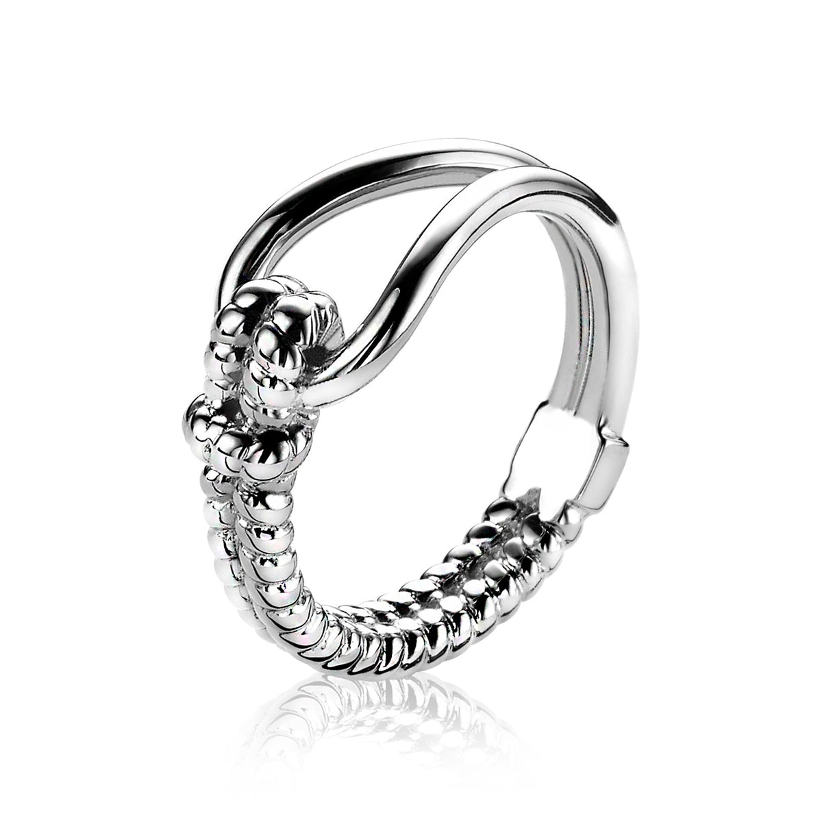 Bague en argent avec un design entrelacé et des détails texturés.
