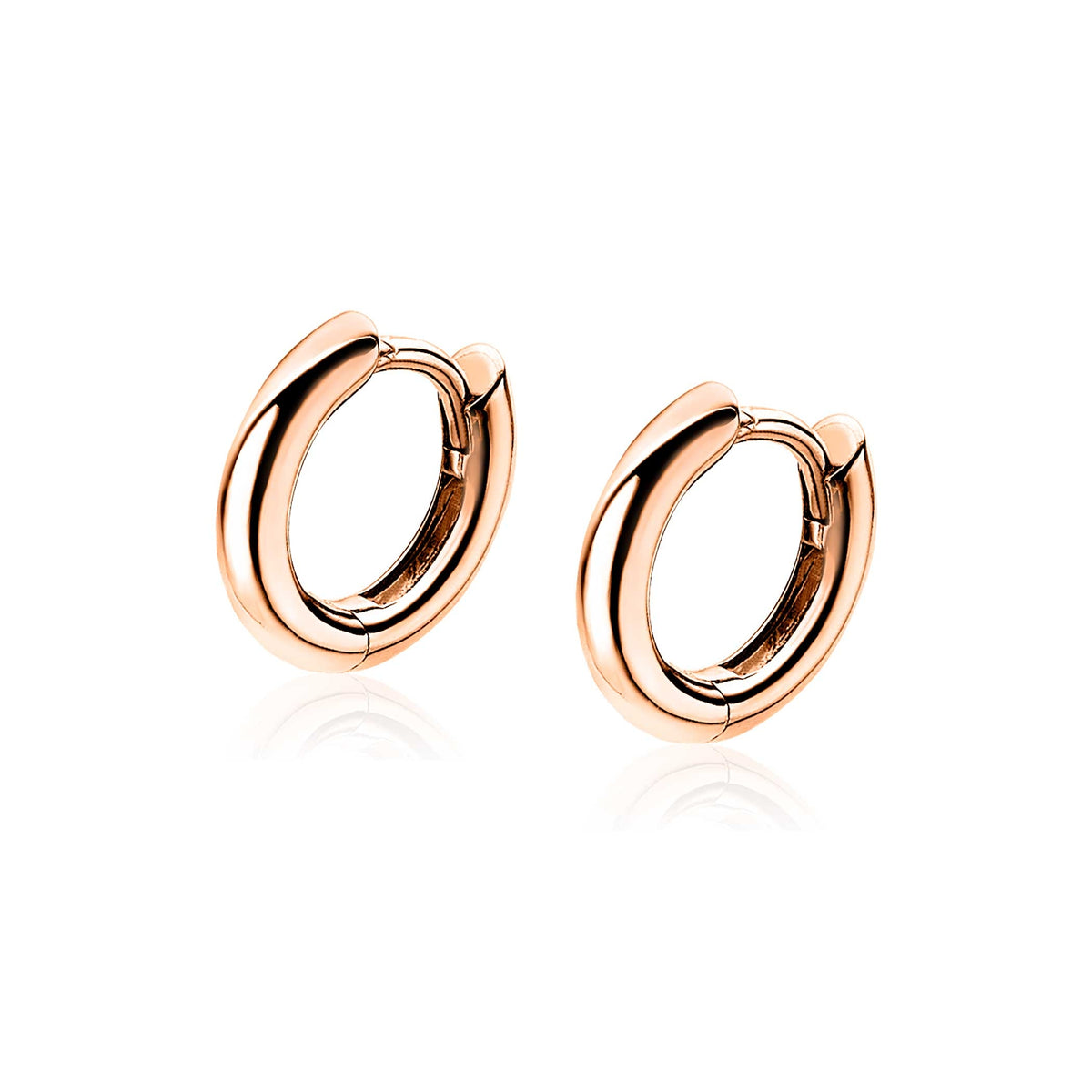 Boucles d'oreilles dorées en forme de créole, finition lisse et brillante.