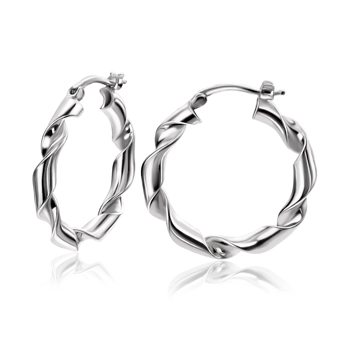 Boucles d'oreilles en argent, créoles torsadées avec un design élégant.