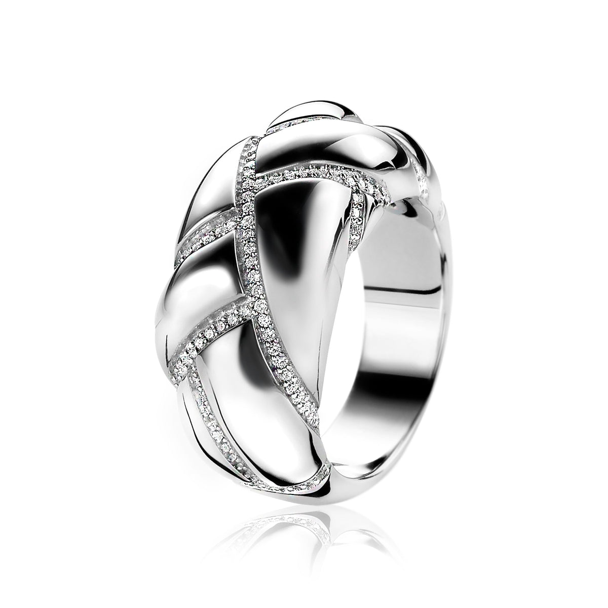 Bague en argent avec des motifs entrelacés et des zircons scintillants.