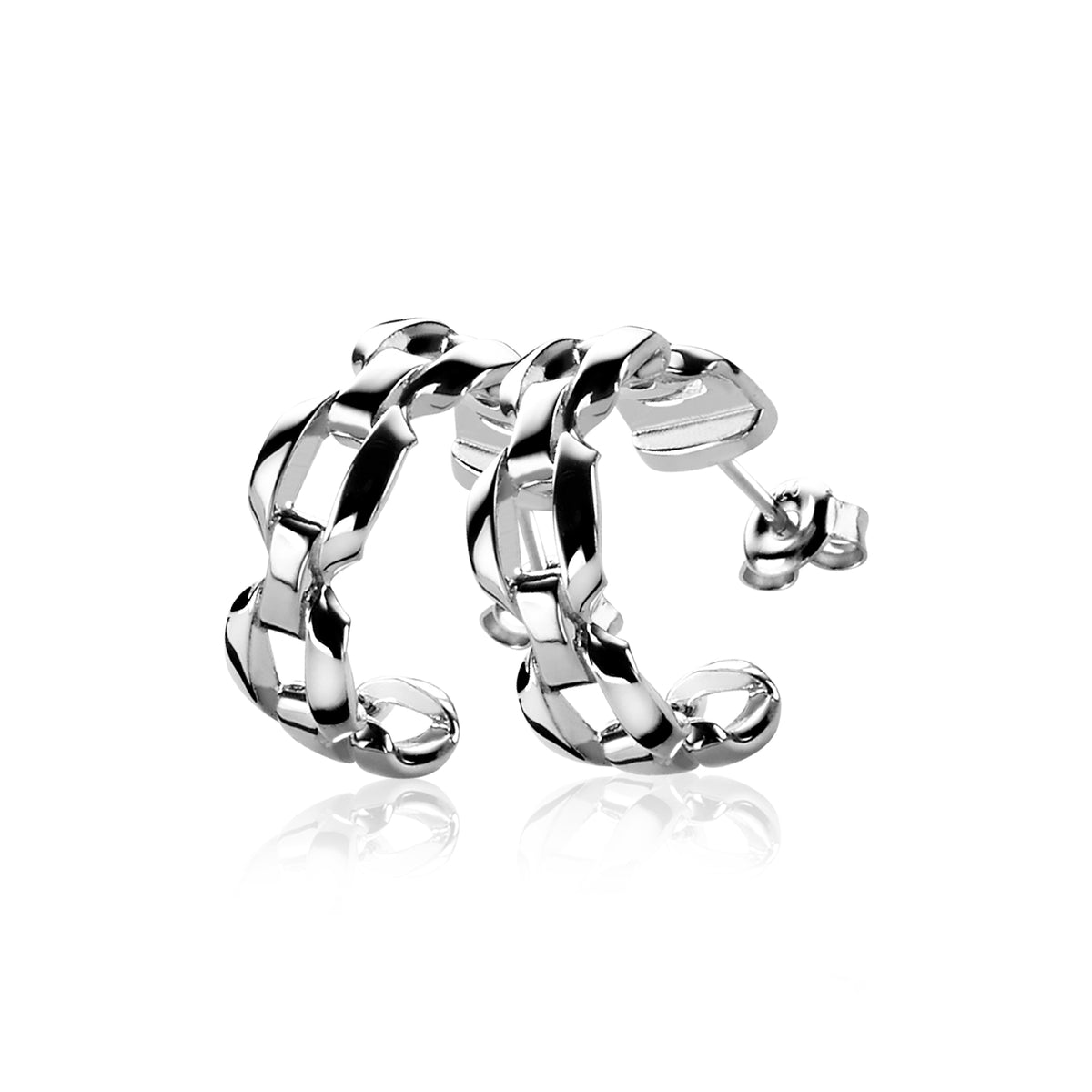 Boucles d'oreilles en argent avec un design en chaîne, finition brillante.