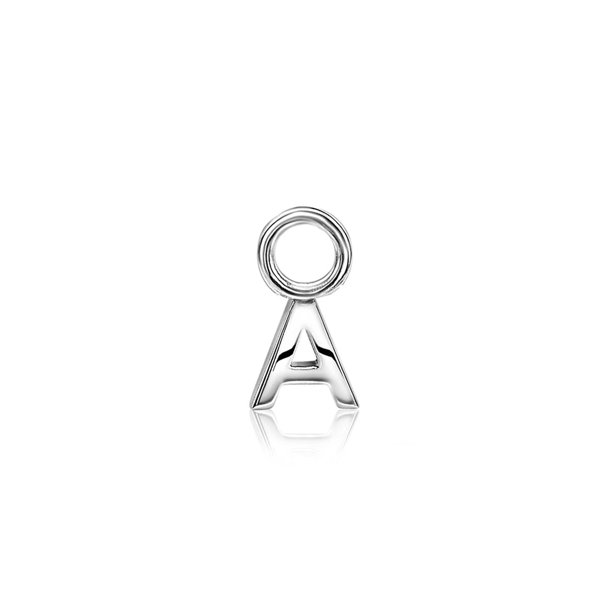 Boucles d'oreilles en argent avec un pendentif en forme de lettre A.