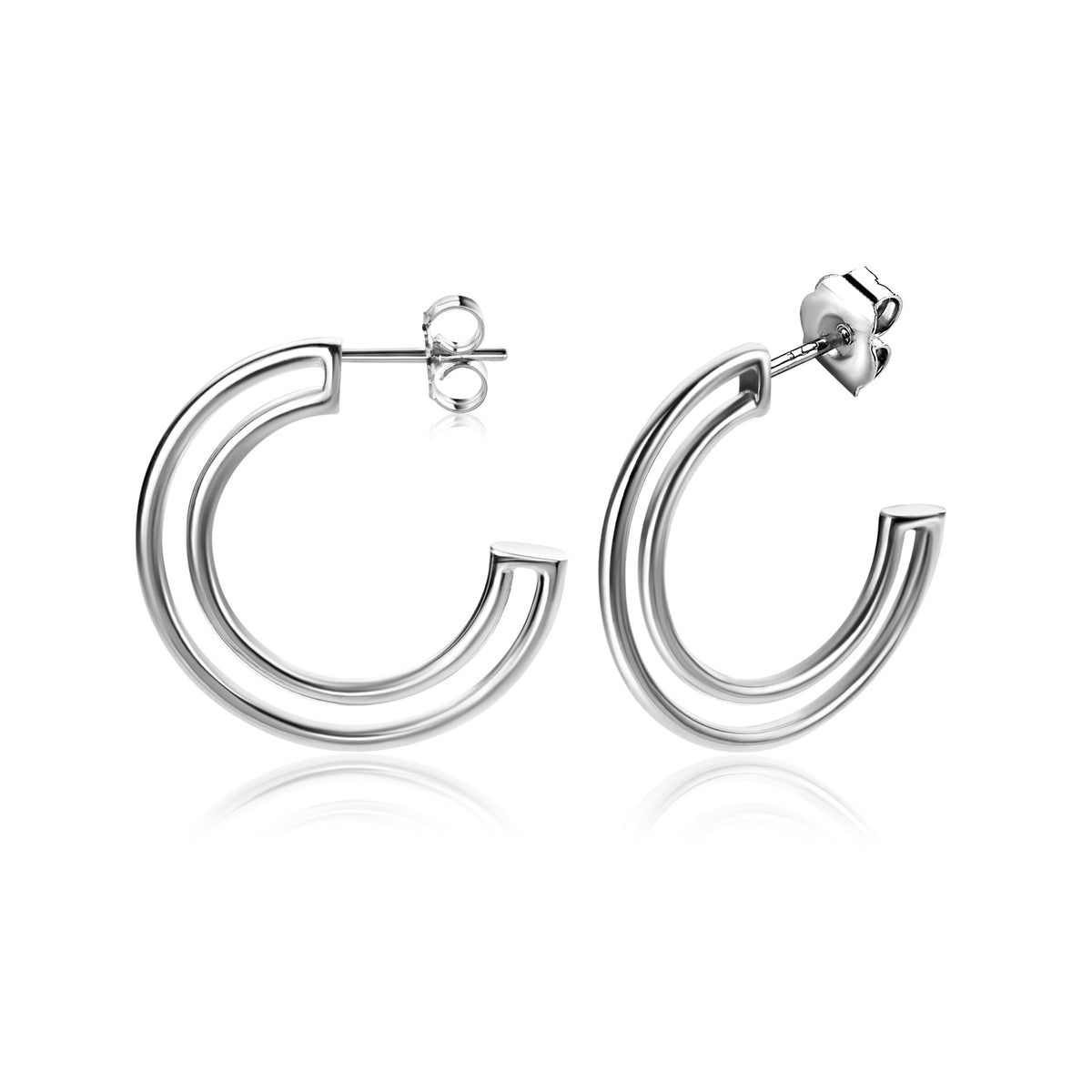 Boucles d'oreilles en argent, en forme de demi-cercle, avec une finition brillante.