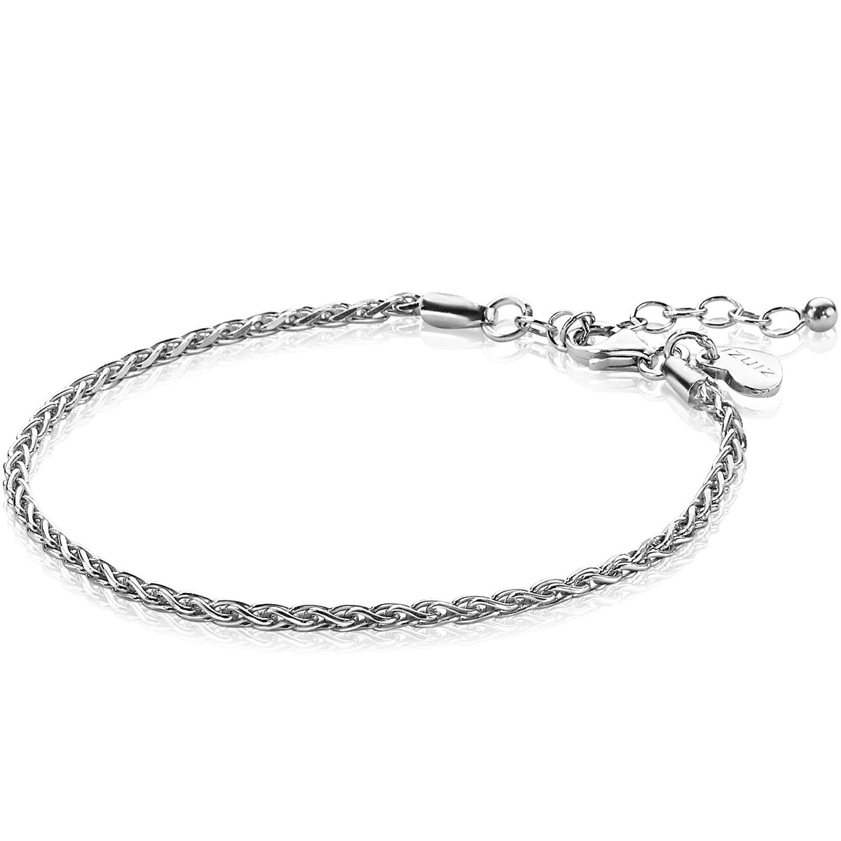 Bracelet en argent tressé avec un fermoir et un pendentif.