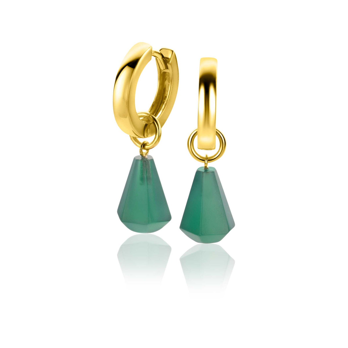 Boucles d'oreilles dorées avec pendentifs en forme de goutte en pierre verte.