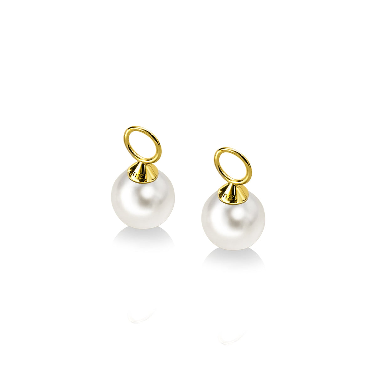 Boucles d'oreilles en or avec perles blanches, design simple et élégant.