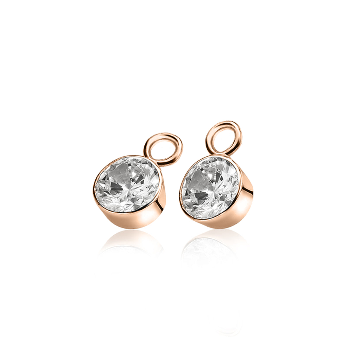 Boucles d'oreilles en plaqué or avec un cristal transparent, forme ronde.