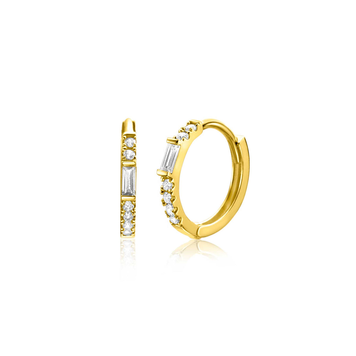 Boucles d'oreilles dorées avec des pierres brillantes et des détails en argent.