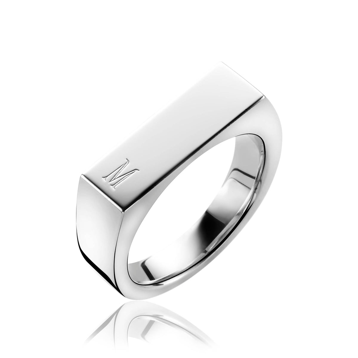 Bague en argent avec une finition lisse et un design rectangulaire.