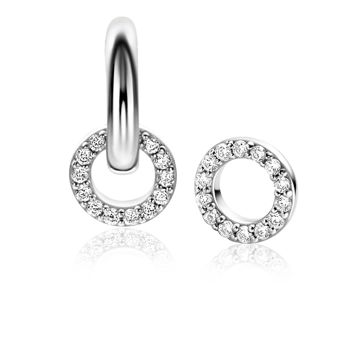 Boucles d'oreilles en argent avec un design circulaire orné de cristaux brillants.