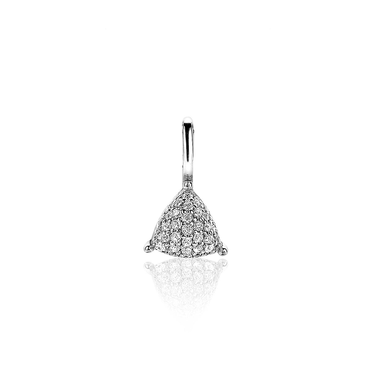 Pendentif en argent avec des pierres brillantes en forme de triangle.