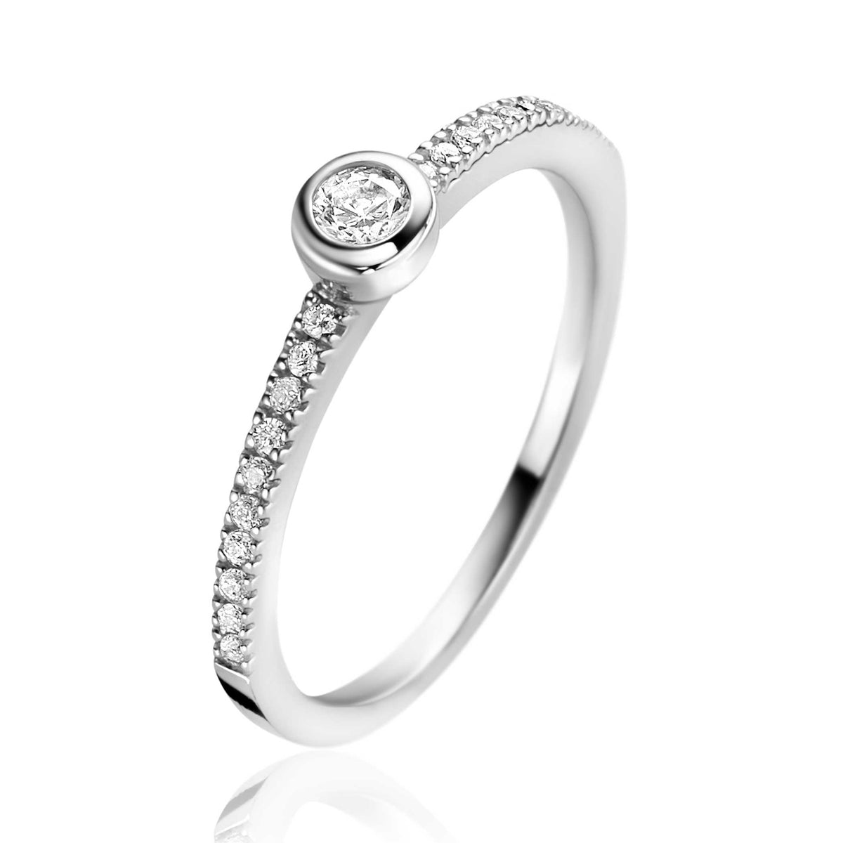Bague en argent avec un zircon central et des zircons sur le côté.