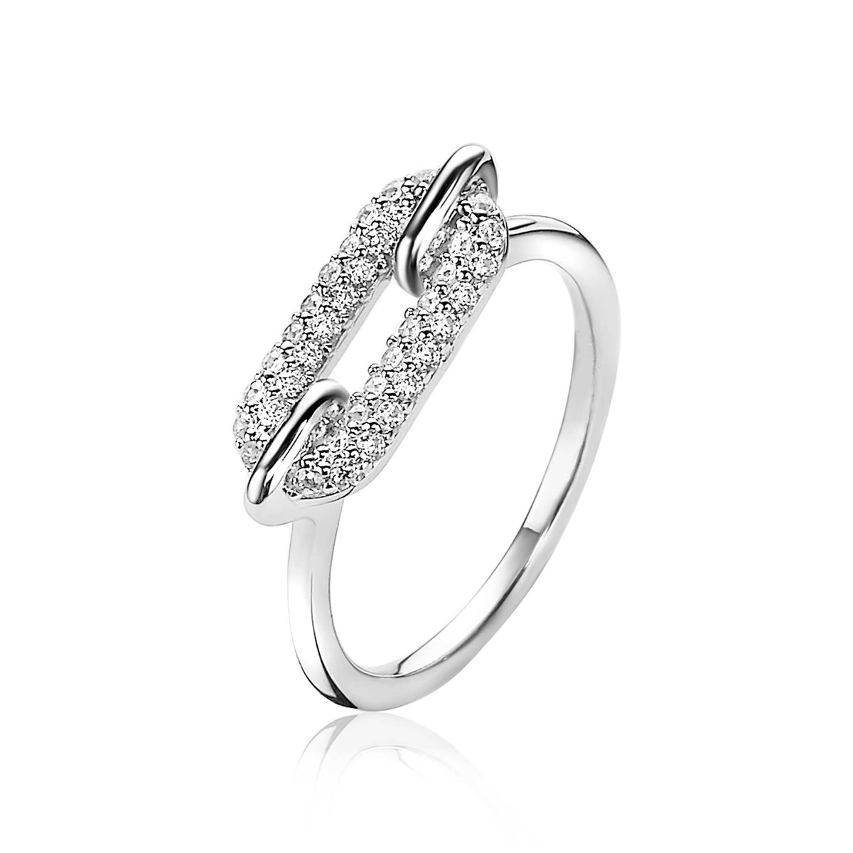 Bague en argent avec un design en maillon, ornée de zircons scintillants.