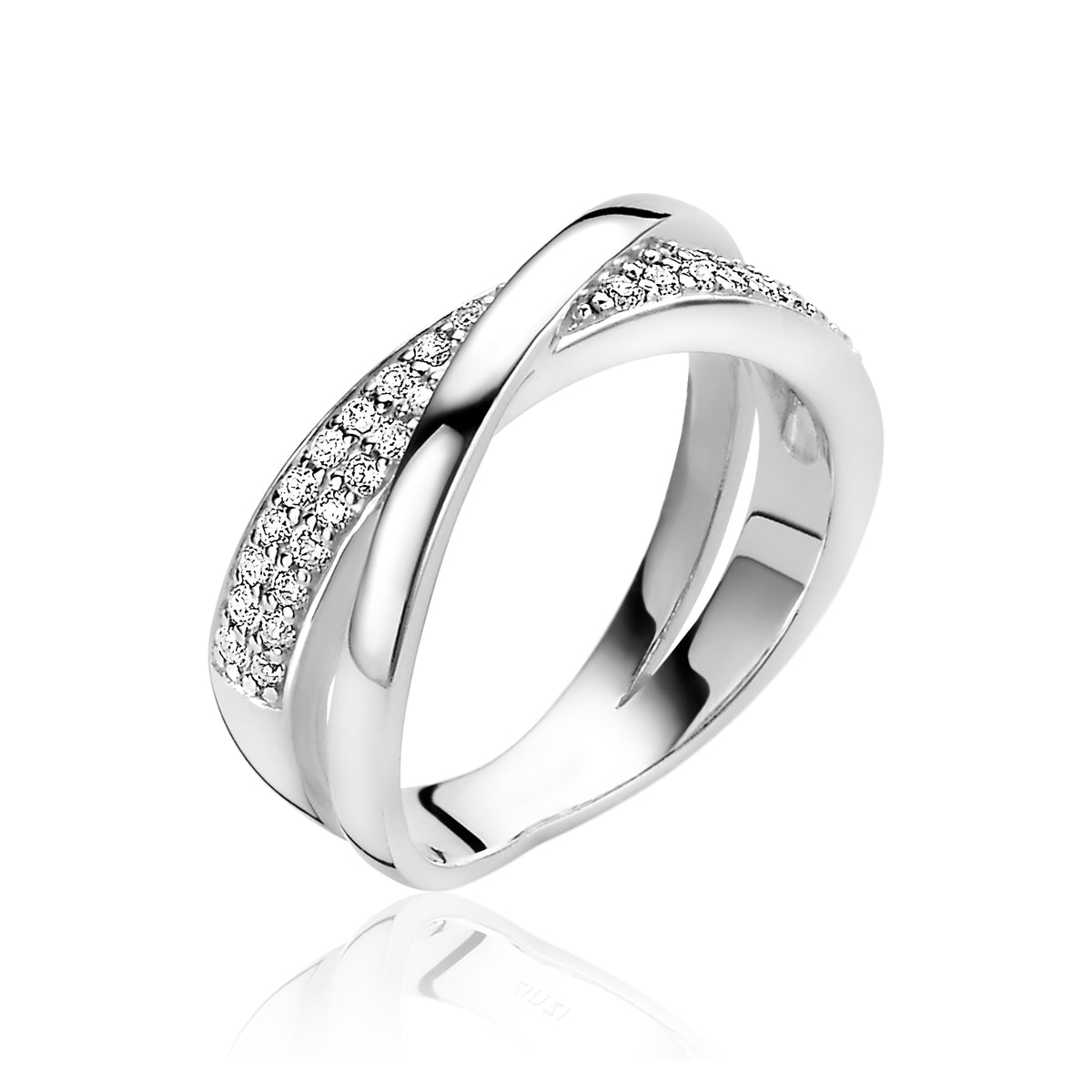 Bague en argent avec des cristaux, design croisé et finition brillante.
