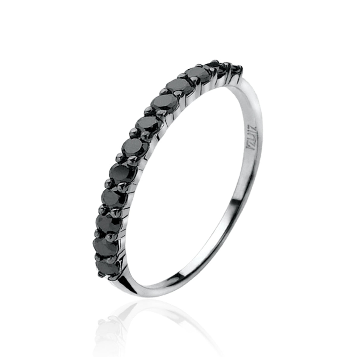 Bague en argent avec des zircons noirs, design fin et élégant.