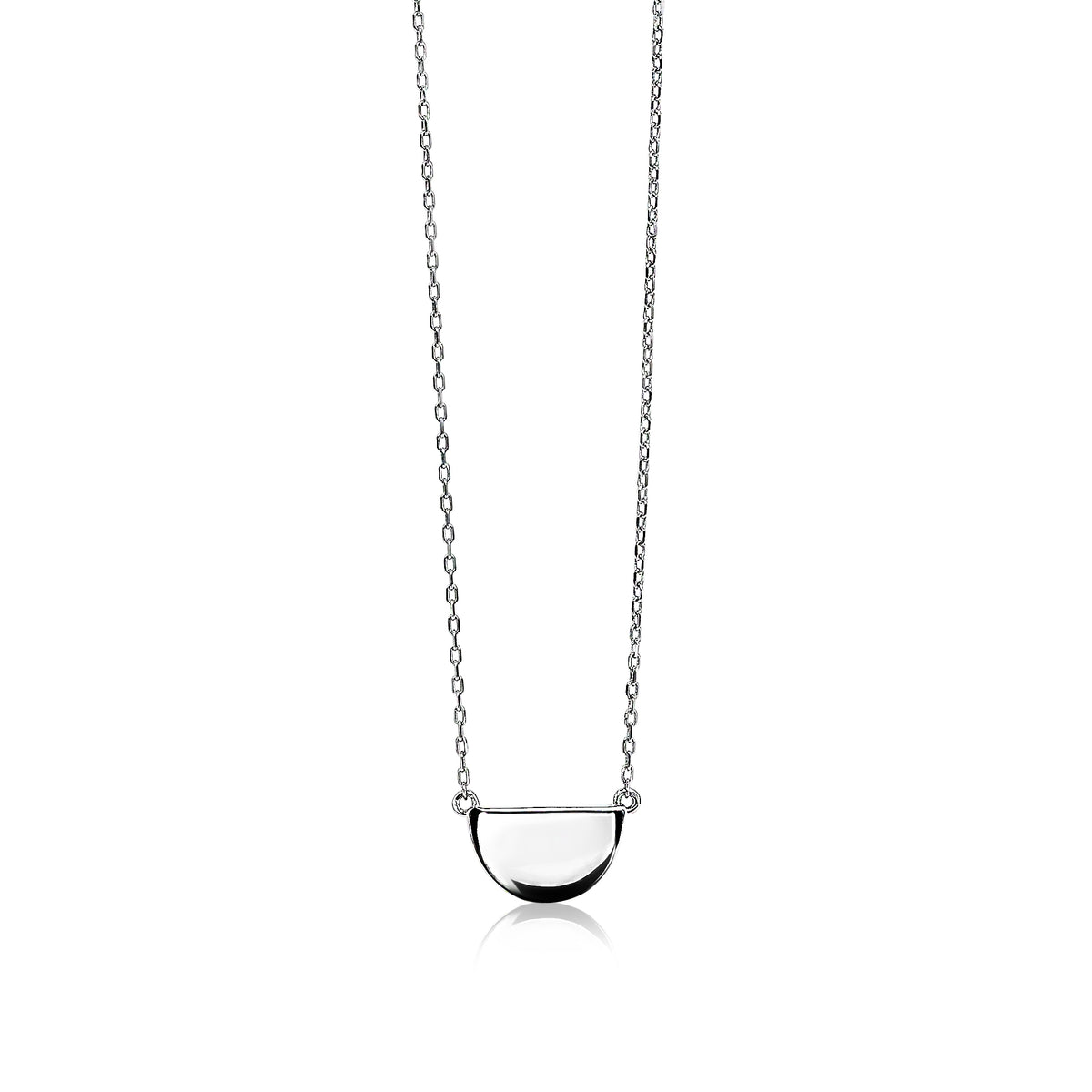 Collier en argent avec un pendentif en forme de demi-lune.