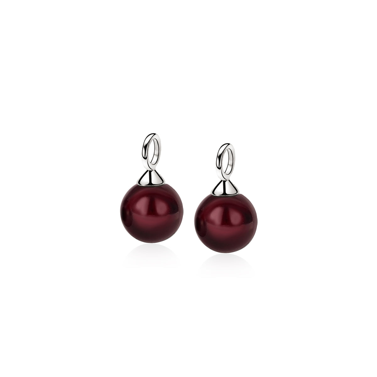 Boucles d'oreilles en argent avec perles rouges brillantes.