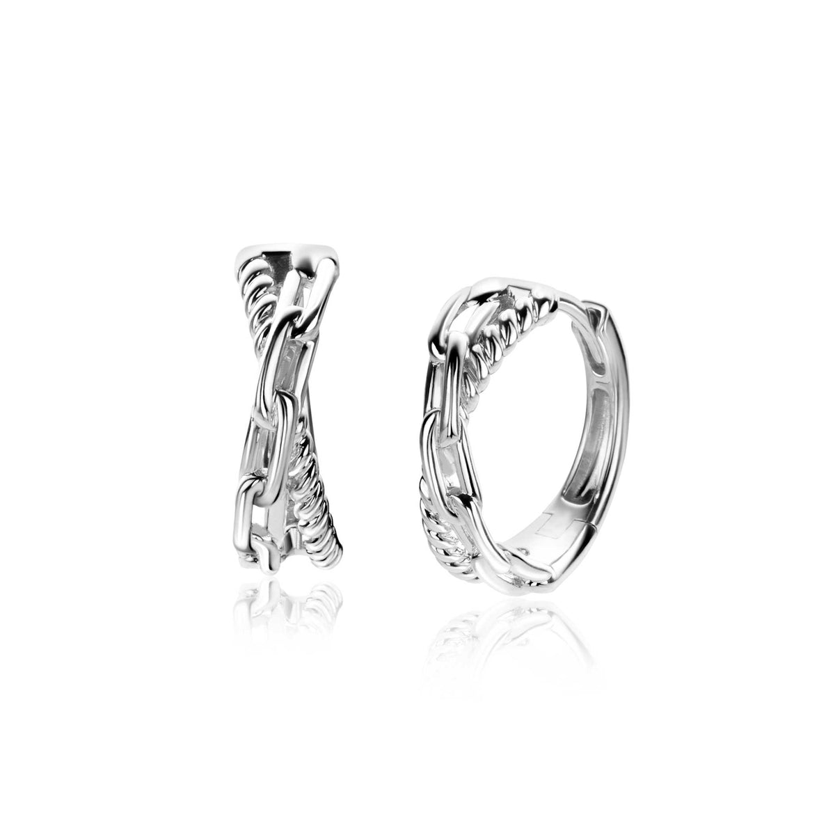 Boucles d'oreilles en argent avec un design entrelacé et finition brillante.
