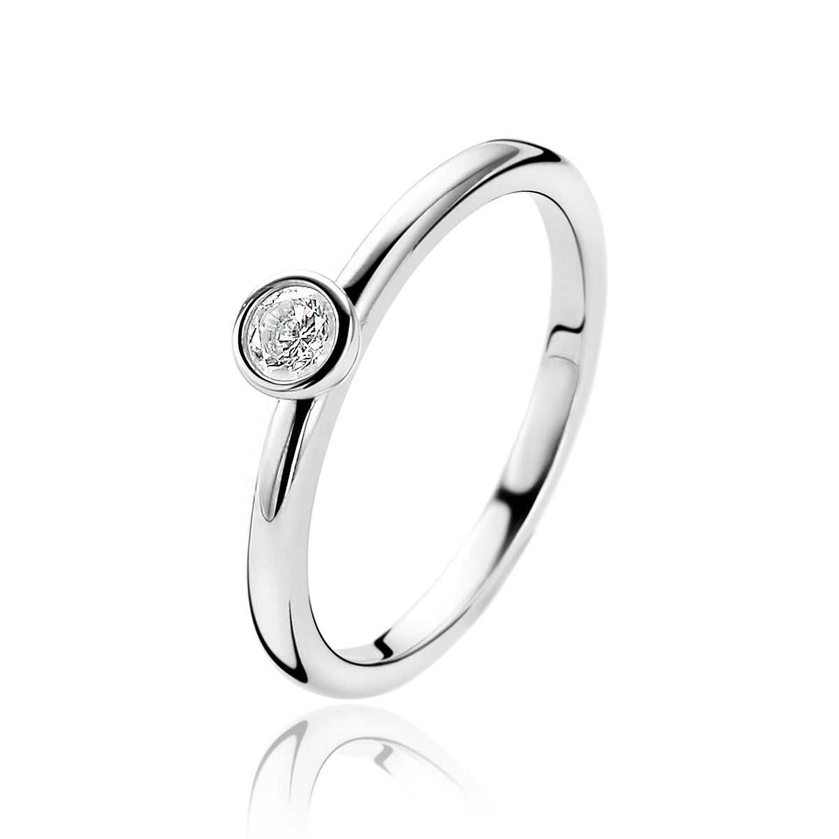 Bague en argent avec un zircon transparent serti en son centre.