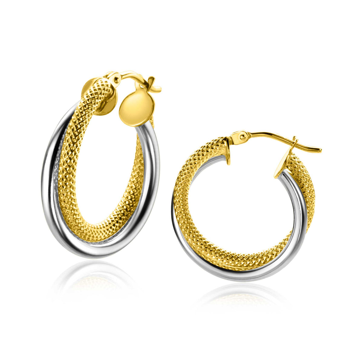 Boucles d'oreilles en or avec un design tressé et une finition bicolore argentée et dorée.