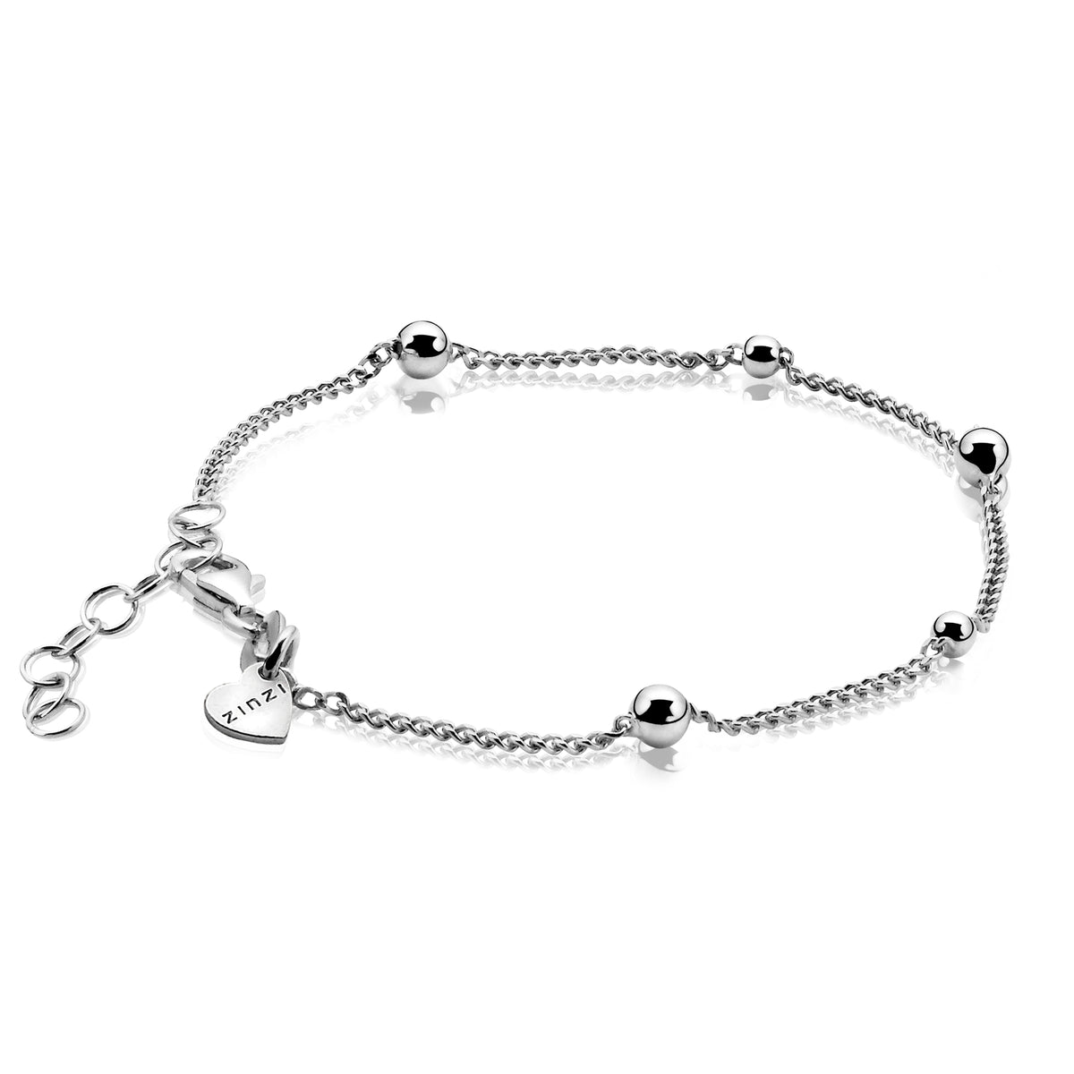 Bracelet en argent avec des perles rondes et un petit cœur, finition brillante.