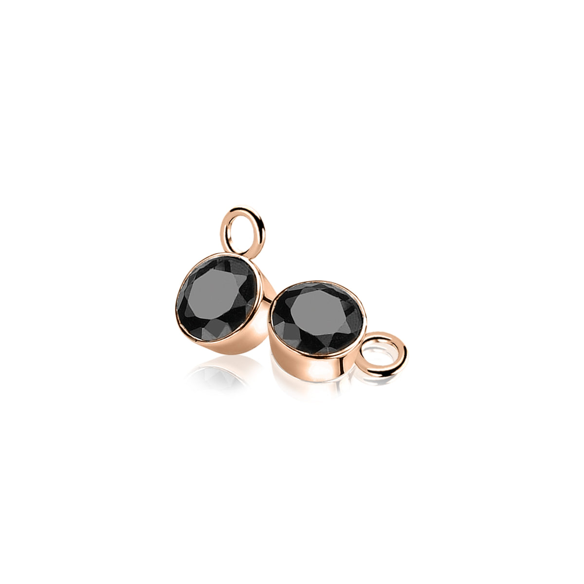 Boucles d'oreilles dorées avec des pierres noires facettées.