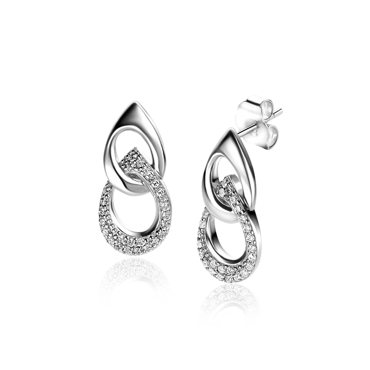 Boucles d'oreilles en argent avec des motifs entrelacés et des pierres scintillantes.
