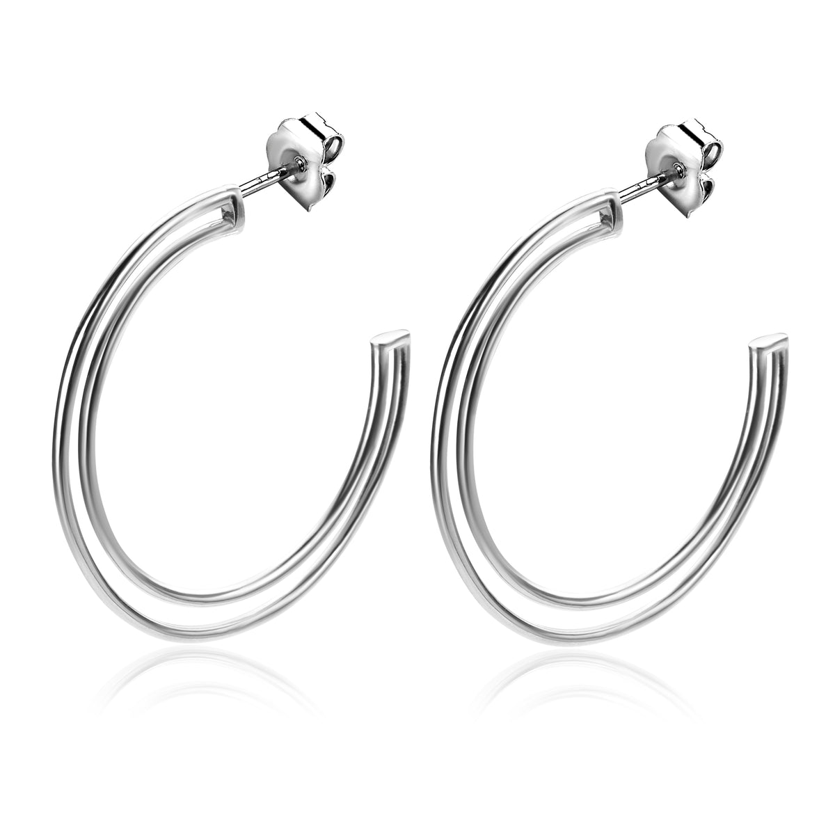 Boucles d'oreilles en argent, en forme de créoles, avec une finition lisse et brillante.