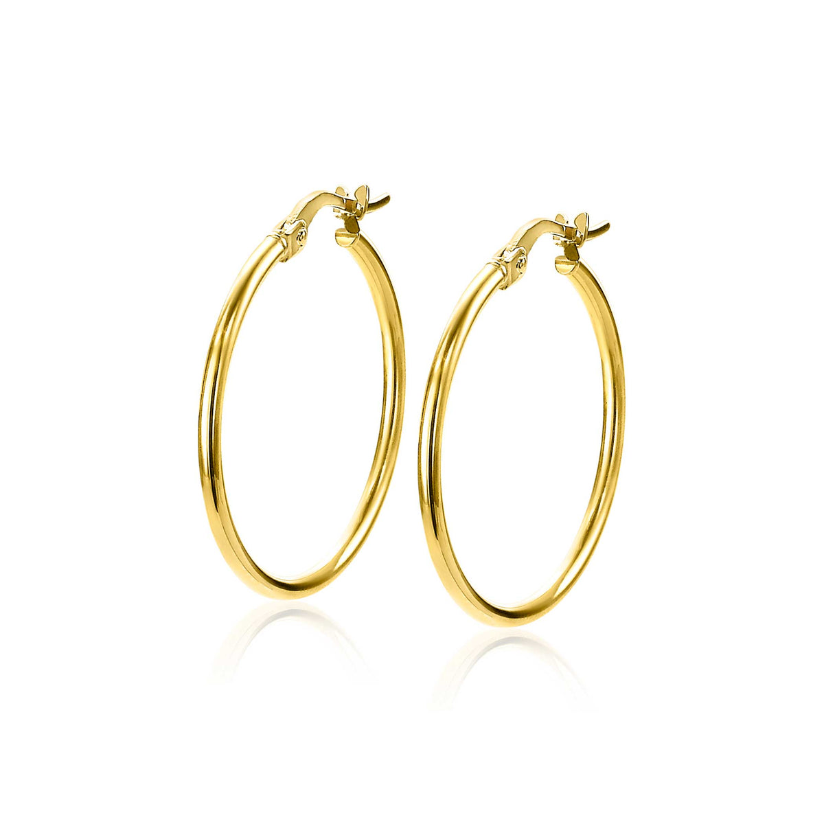 Boucles d'oreilles en or, créoles fines et brillantes, forme ronde.