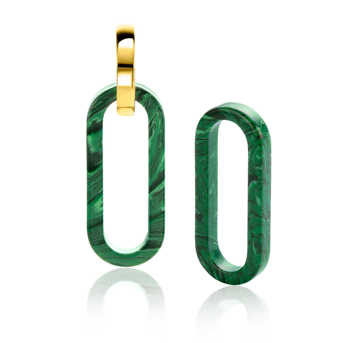 Boucles d'oreilles en malachite verte avec un crochet doré et une forme ovale.