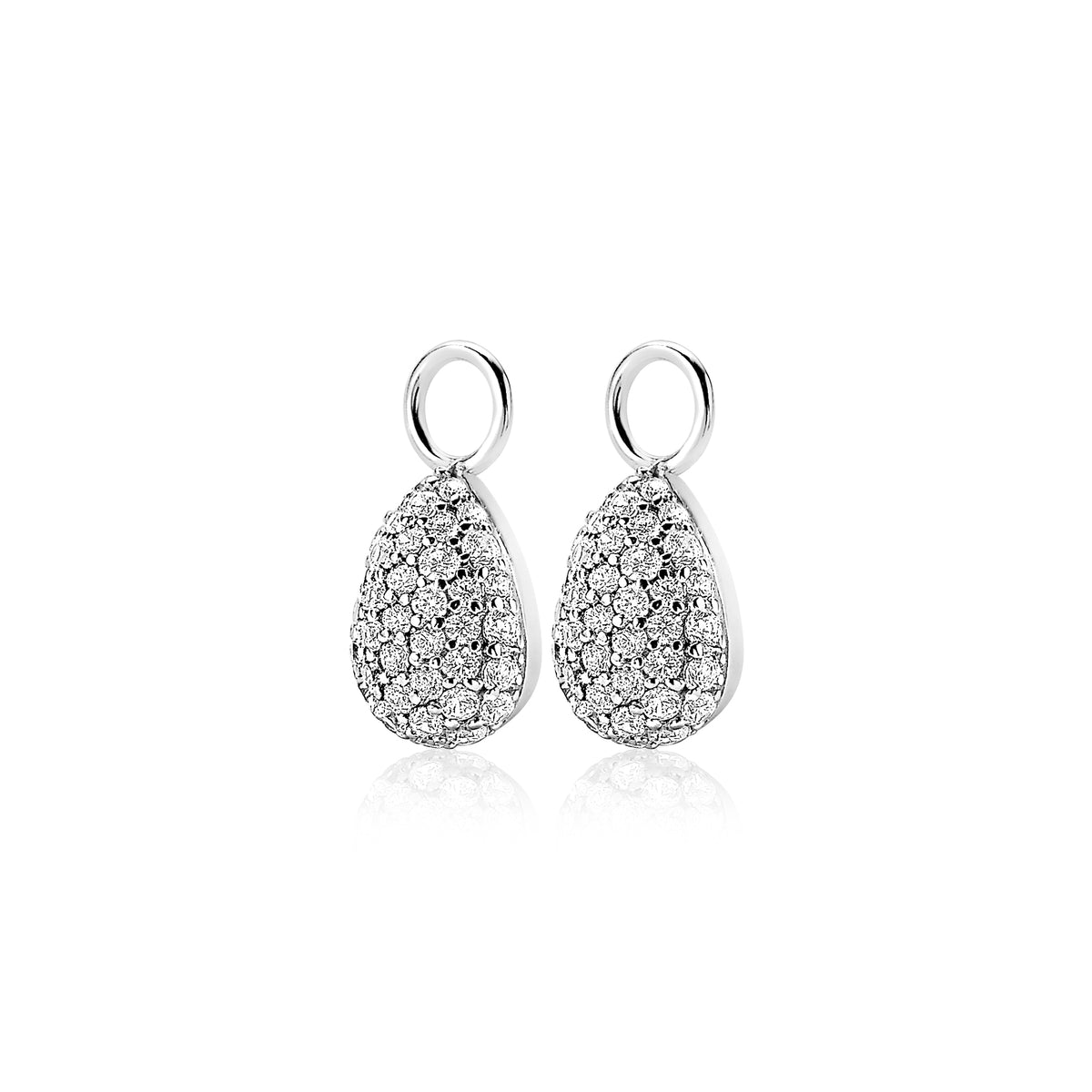 Boucles d'oreilles en argent en forme de goutte, ornées de zircons scintillants.