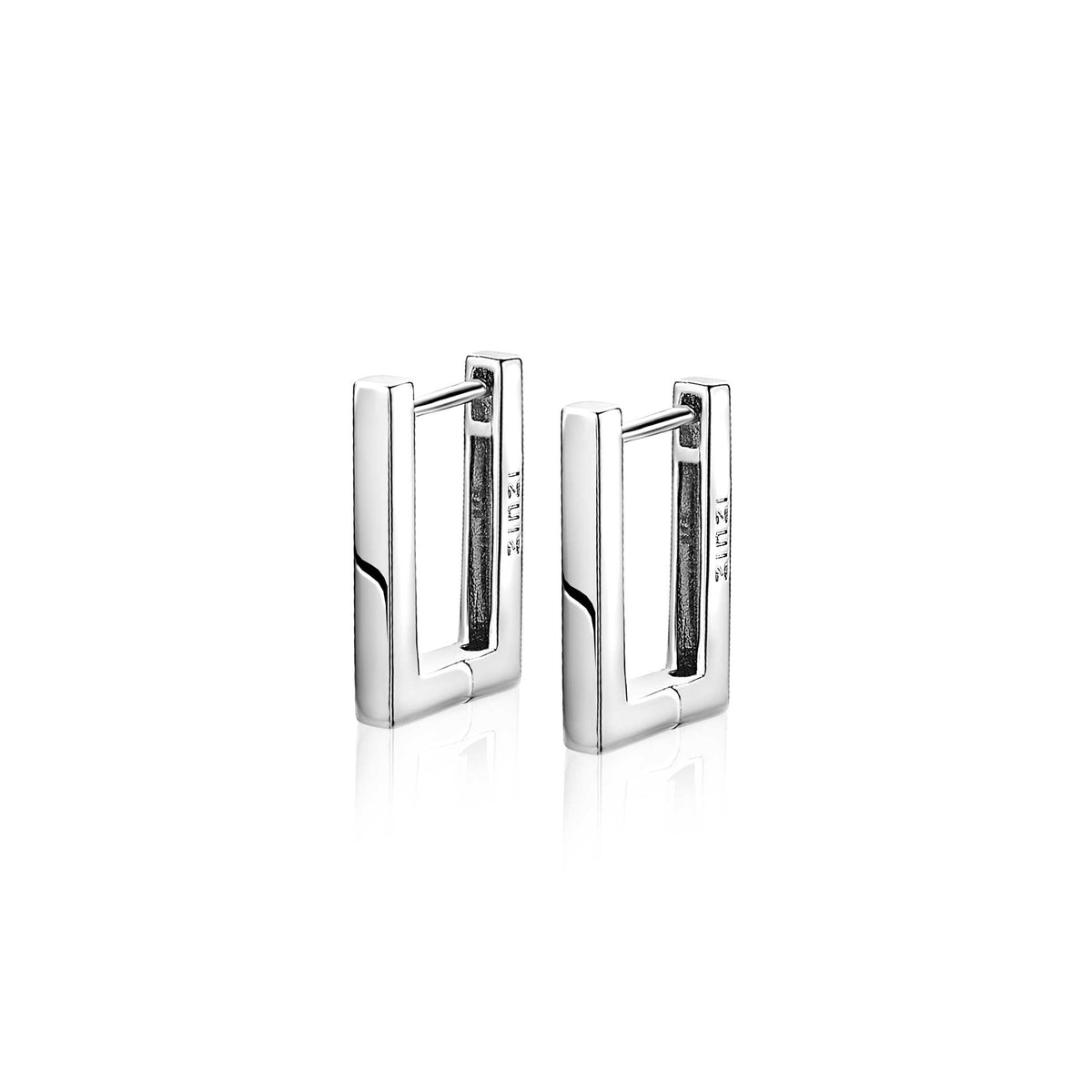 Boucles d'oreilles en argent avec une forme géométrique rectangulaire et une finition brillante.