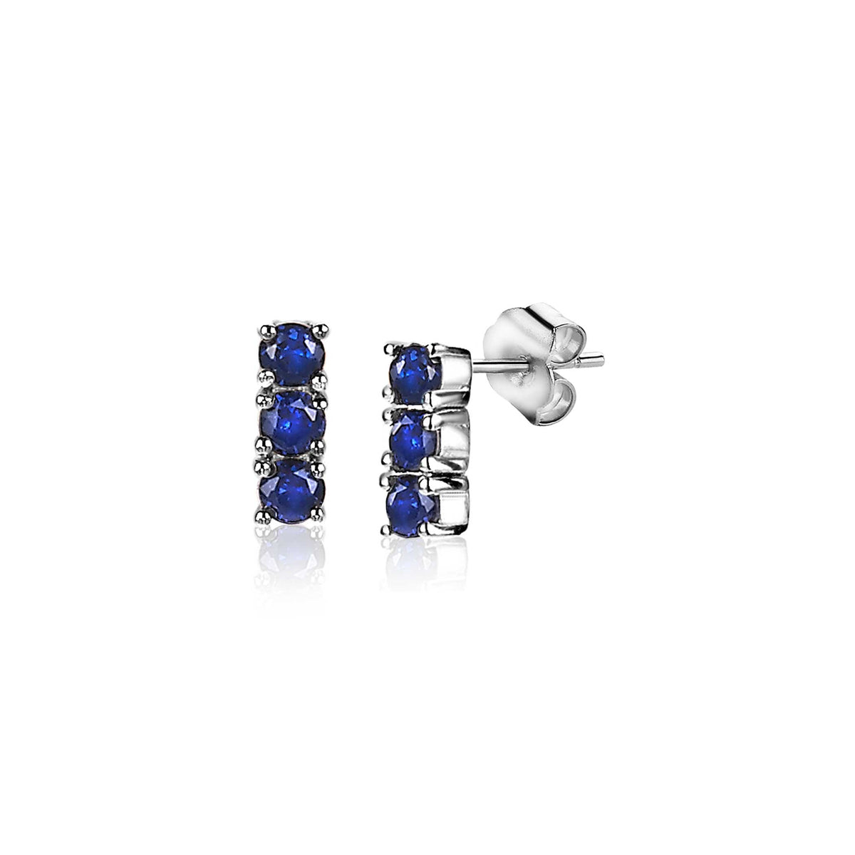 Boucles d'oreilles en argent avec trois pierres bleues serties.