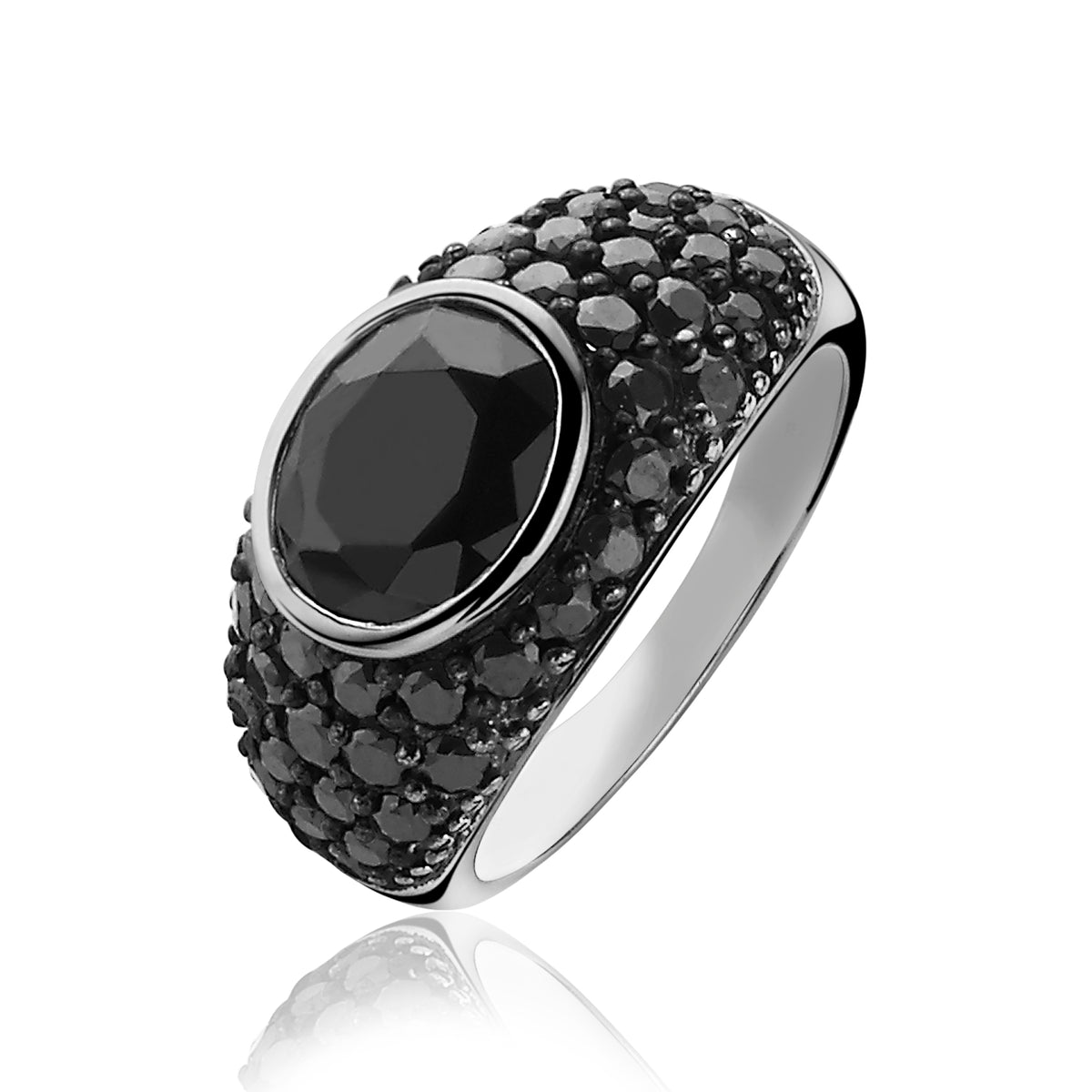 Bague en argent ornée d'un grand cabochon noir et de petites pierres noires.