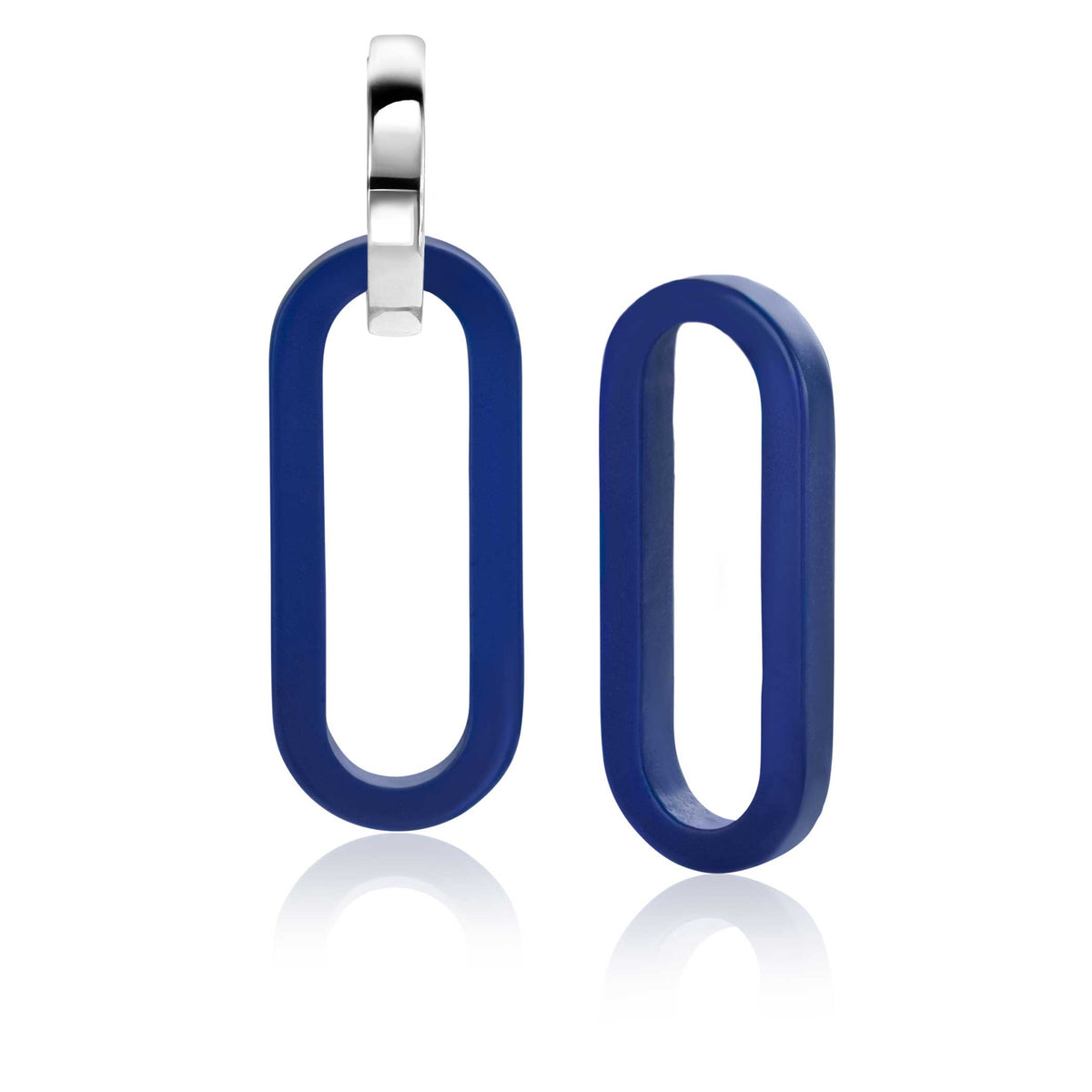 Boucles d'oreilles en métal argenté avec des éléments en résine bleue en forme d'ovale.