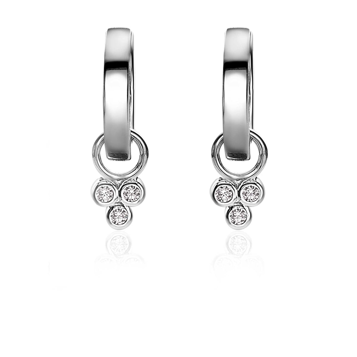 Boucles d'oreilles en argent avec un pendentif en forme de trèfle orné de cristaux.