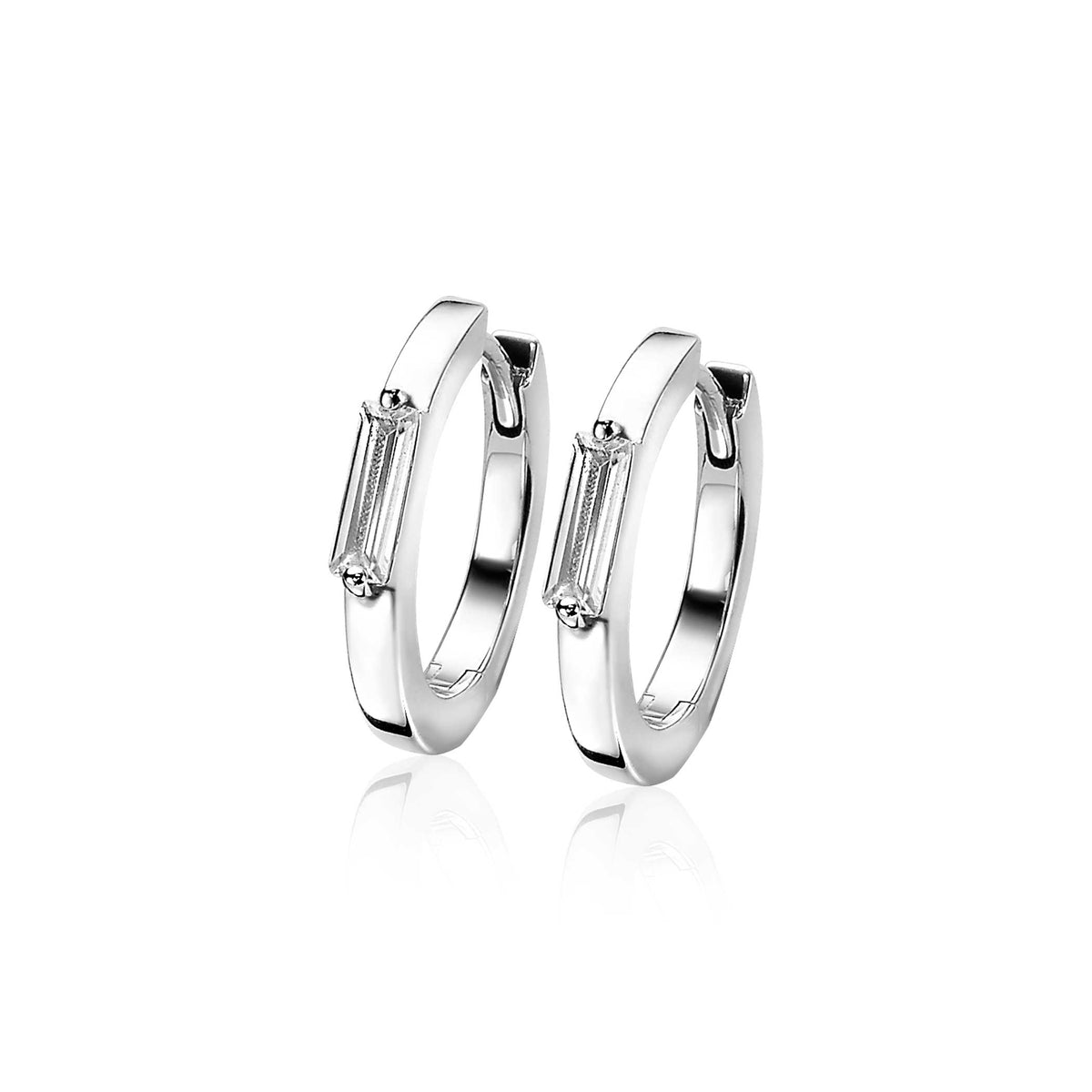 Boucles d'oreilles en argent avec un design moderne et une pierre rectangulaire.