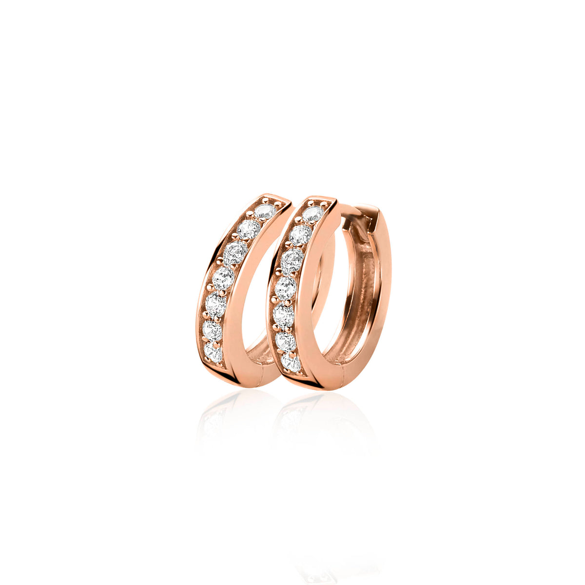 Boucles d'oreilles dorées avec des cristaux brillants en forme de demi-cercle.