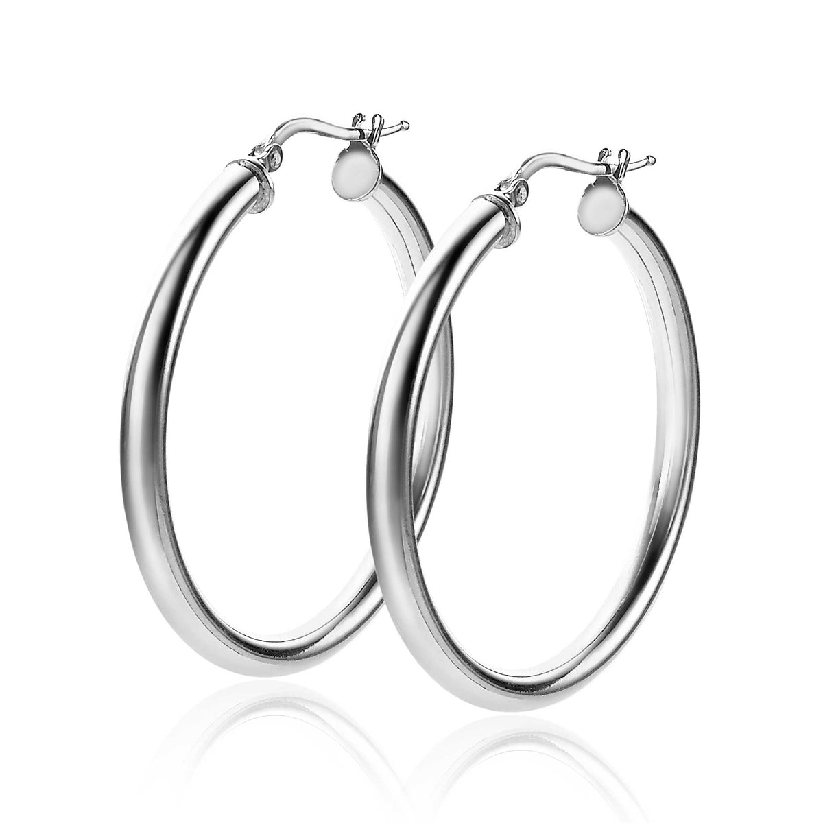Boucles d'oreilles en argent, de forme ronde et lisse, avec un fermoir à crochet.