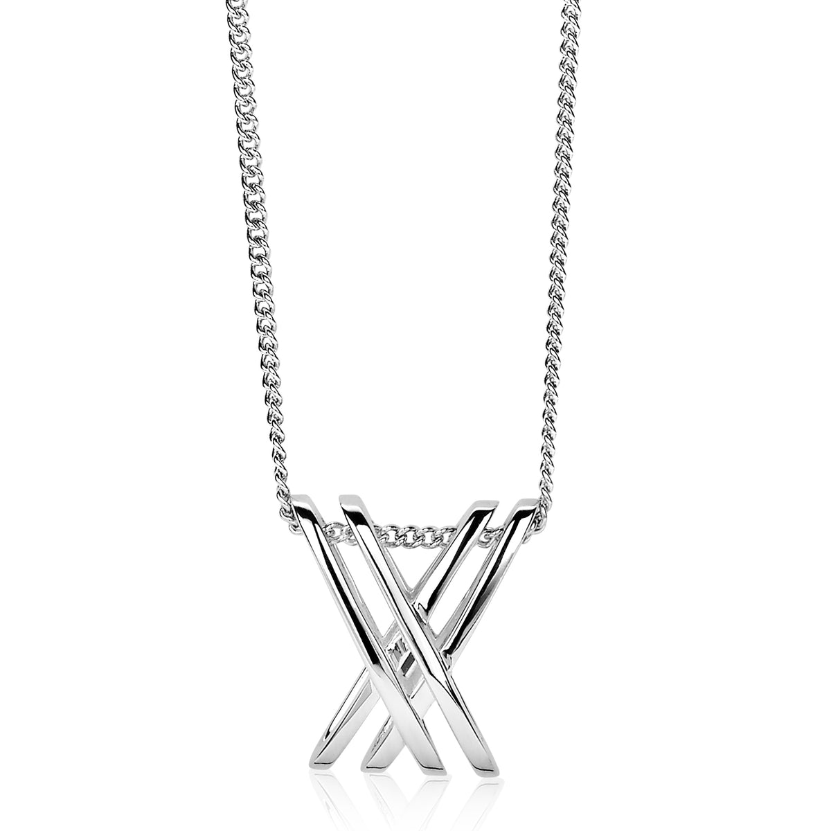 Collier en argent avec un pendentif en forme de croix stylisée.