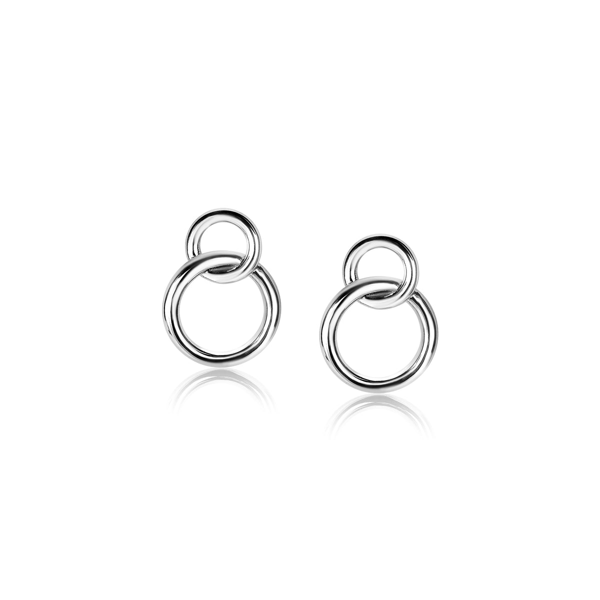 Boucles d'oreilles en argent avec deux cercles entrelacés.