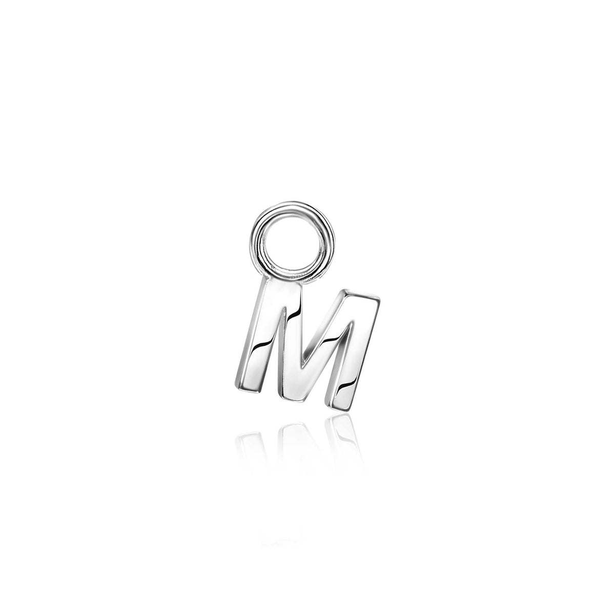 Boucle d'oreille en argent en forme de lettre M avec un design moderne.