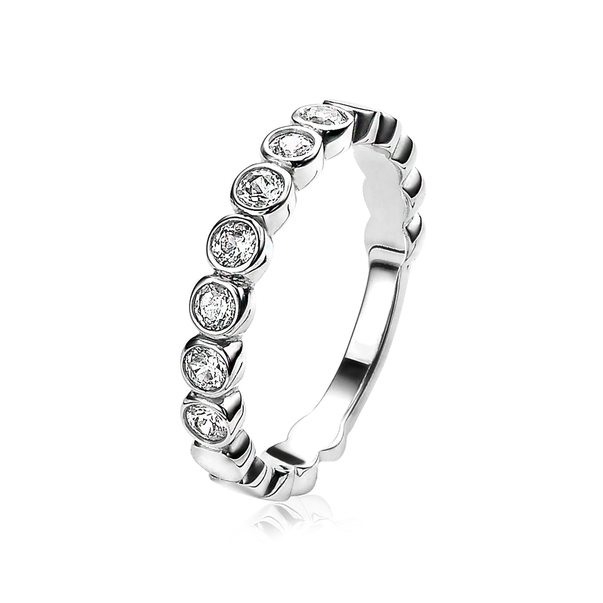 Bague en argent avec sept zircons brillants disposés en ligne.